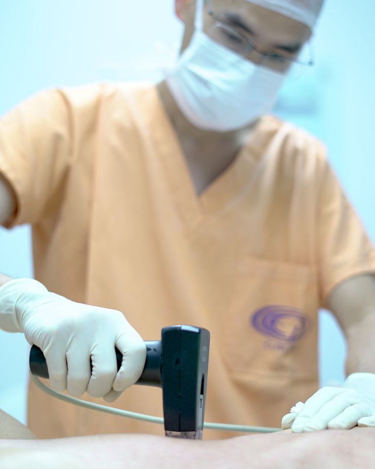 Médico da Clincer aplicando tratamento com equipamento de radiofrequência